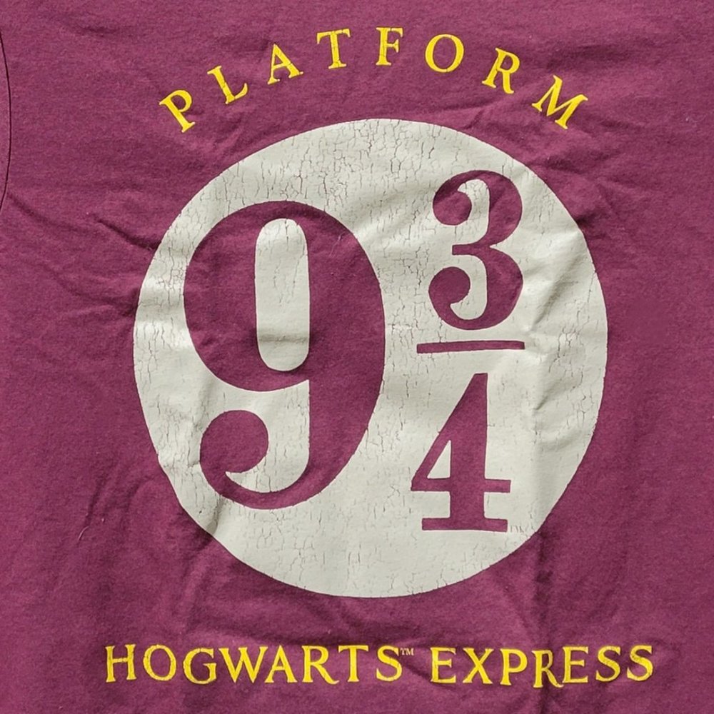 Harry Potter Men Small Hogwarts Express Platform 9 3/4 Crackle Screen Maroon Tee - Picture 2 of 6